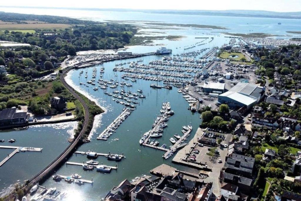 Stunning Luxury Apartment In Central Lymington Exterior photo